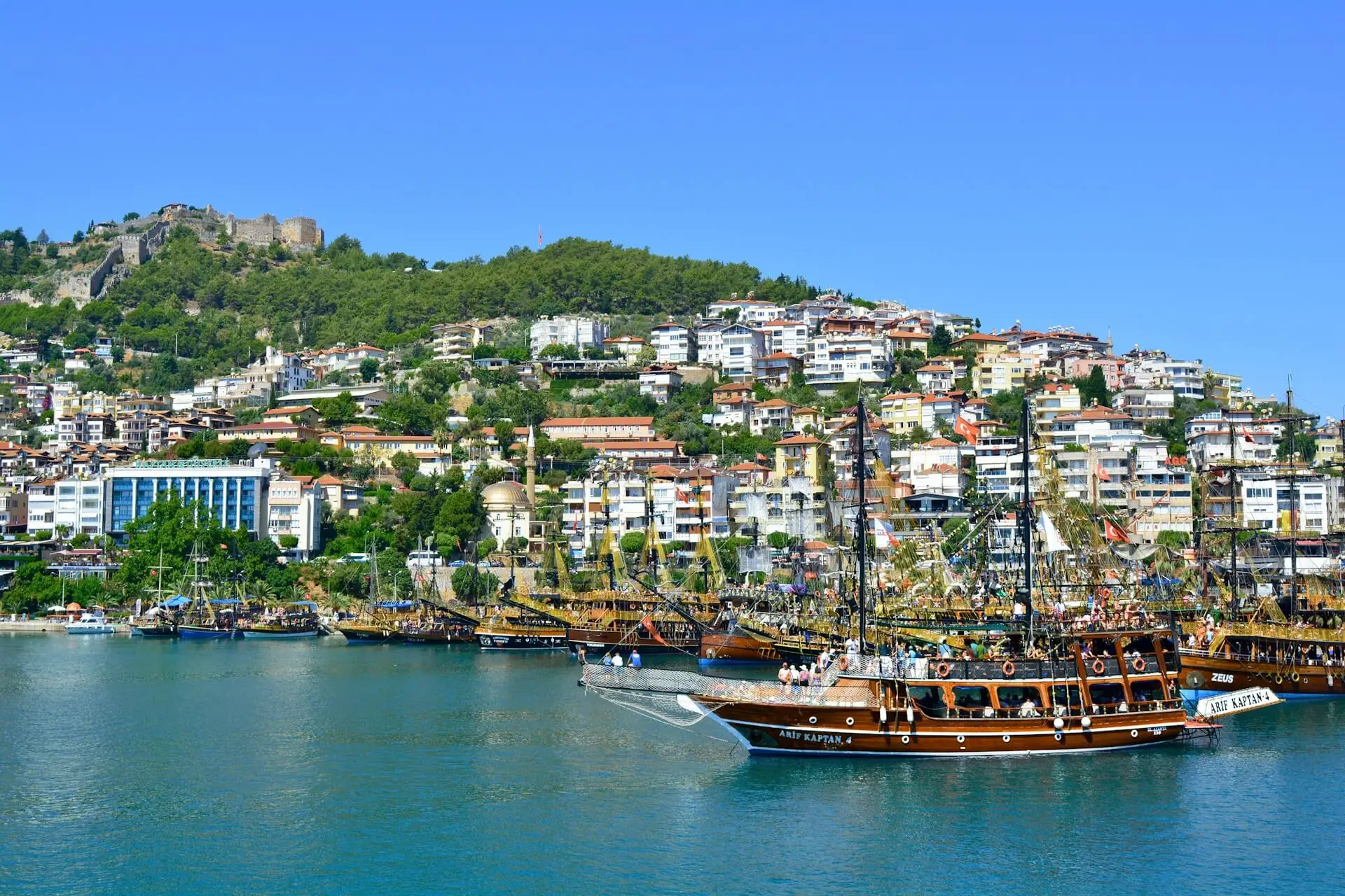 Boten in de haven van Alanya onder het kasteel