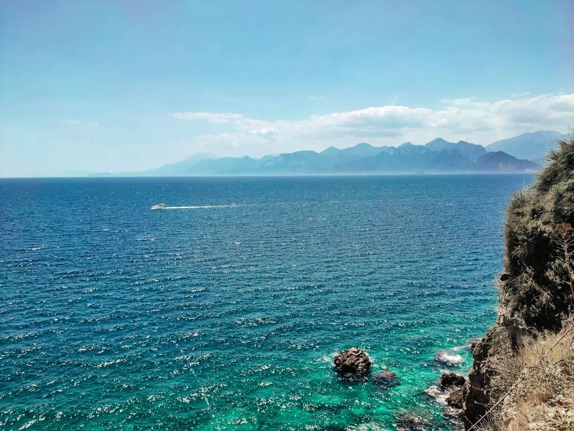 Antalya kıyısında deniz ve falezler